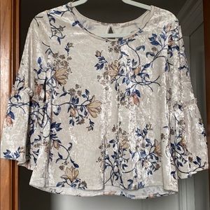 ✨Sienna Sky Bell-Sleeve Blouse✨